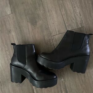 Steve Madden platform Chelsea heel boots. Black